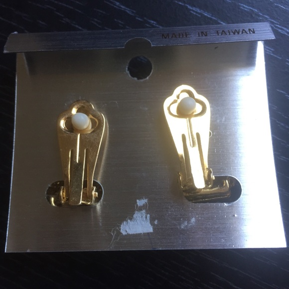 Vintage Clip-on Fashion Earrings - Picture 2 of 2